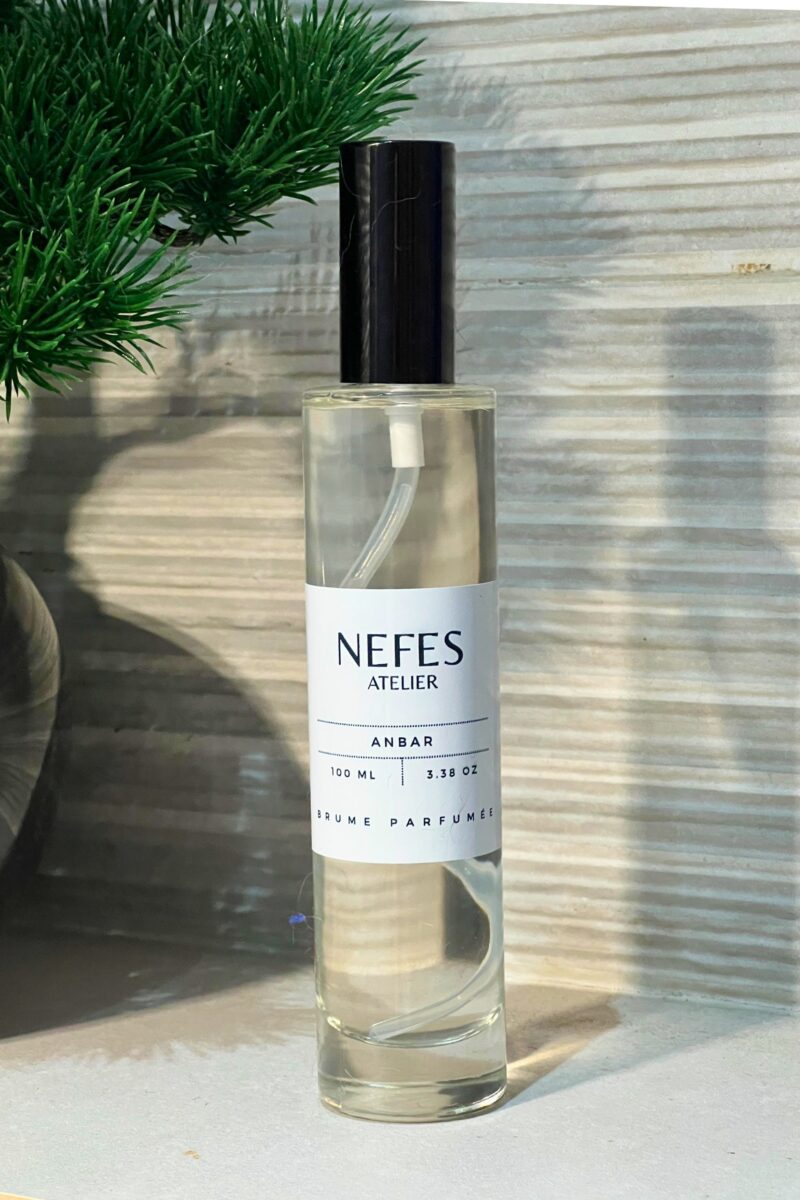 Brume Corps Anbar – Une fragrance envoûtante aux notes d’ambre, de dates et de santal